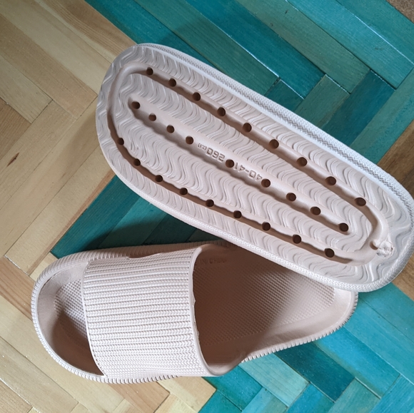 Light blush/ nude, puffy, comfy slide sandals - Picture 4 of 4